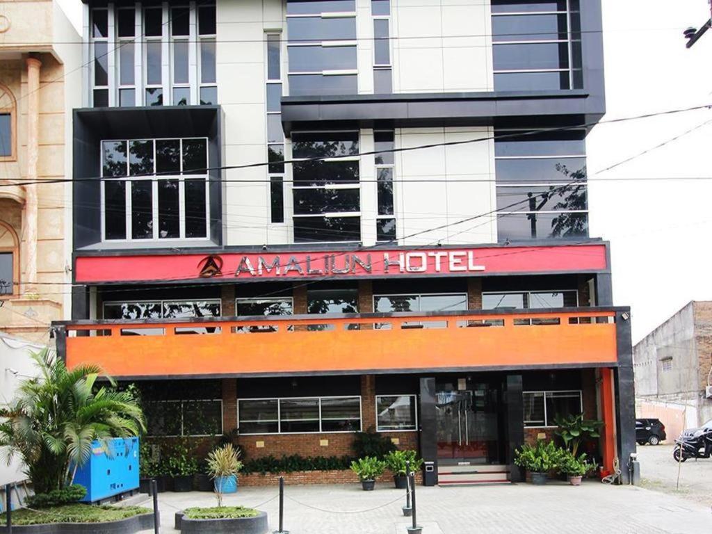 Amaliun Hotel Medan Bagian luar foto